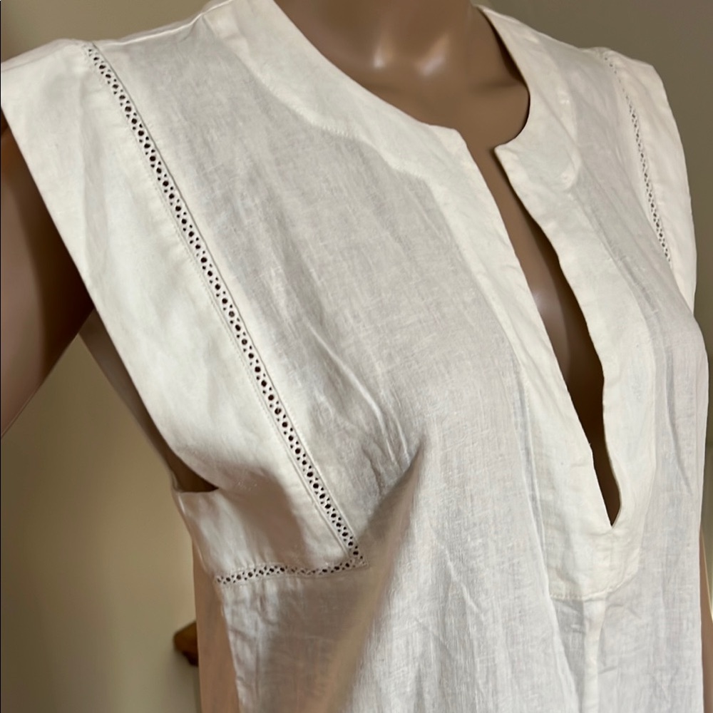 Elegant White Sleeveless Dress - Picture 3 of 8